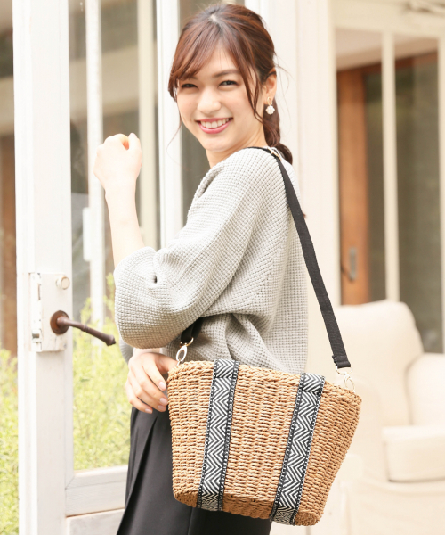 GLOBAL WORK（グローバルワーク）の「2WAYペーパートート/822575（かごバッグ・レディース・ブラック/ブラック系その他/レッド/ゴールド系その他・ONE SIZE）」の3枚目の写真