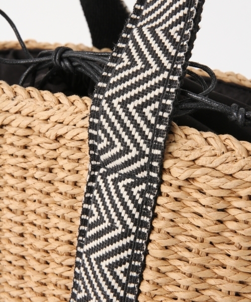 GLOBAL WORK（グローバルワーク）の「2WAYペーパートート/822575（かごバッグ・レディース・ブラック/ブラック系その他/レッド/ゴールド系その他・ONE SIZE）」の7枚目の写真