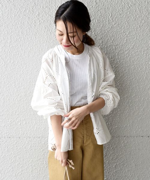 liflattie ships（リフラティ シップス）の「liflattie ships:カットワークレースギャザーブラウス◇（シャツ/ブラウス・レディース・ホワイト/ネイビー/イエロー・SMALL/MEDIUM）」の4枚目の写真