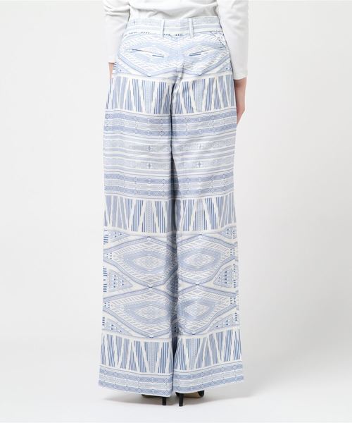 WHITE MOUNTAINEERING（ホワイトマウンテニアリング）の「【White Mountaineering】バンダナプリントワイドパンツ（その他パンツ・レディース・ブルー/ネイビー・SMALL）」の4枚目の写真