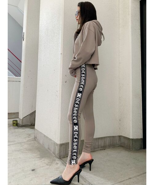 DC(ディーシー)の「DC×GYDA GRAPHIC LEGGINS(その他パンツ・レディース・ブラック/ベージュ・SMALL)」の4枚目の写真