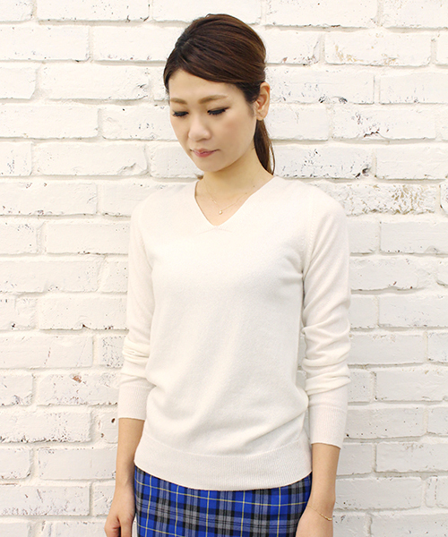 GALLARDAGALANTE（ガリャルダガランテ）の「カシミアVニット（ニット/セーター・レディース・ホワイト/ベージュ/ブルー/レッド・FREE）」の2枚目の写真