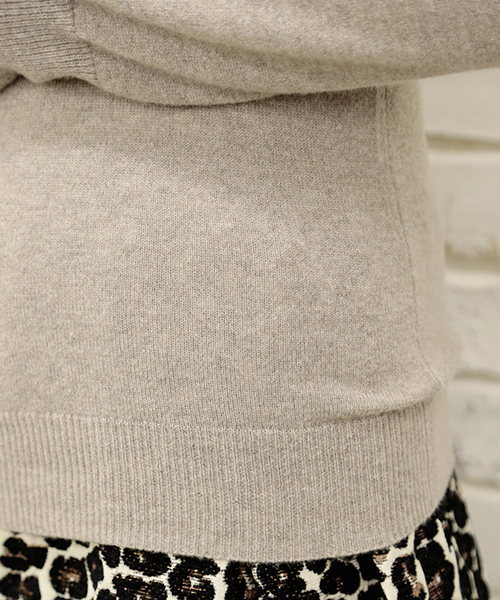 GALLARDAGALANTE（ガリャルダガランテ）の「カシミアVニット（ニット/セーター・レディース・ホワイト/ベージュ/ブルー/レッド・FREE）」の9枚目の写真