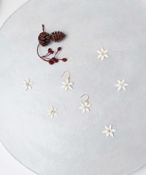 tone(トーン)の「【PAPER ART WORKS】glitter flower(ピアス(両耳用)・レディース・シルバー・FREE)」の3枚目の写真