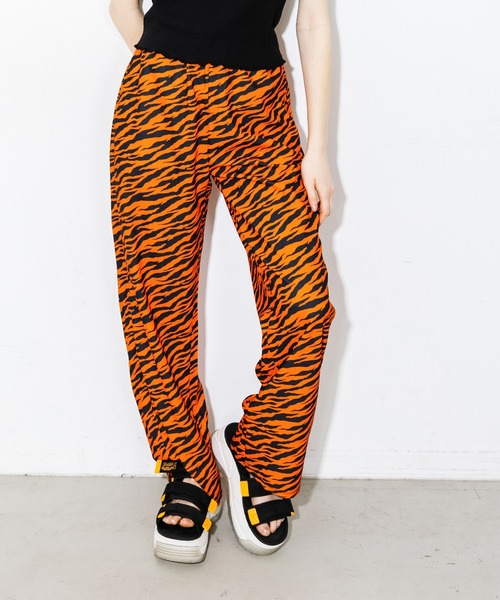 X-girl（エックスガール）の「MULTI PATTERN EASY STRAIGHT PANTS（その他パンツ・レディース・ホワイト/ブラック/オレンジ/ブルー/マルチ・S/M/XS）」の4枚目の写真