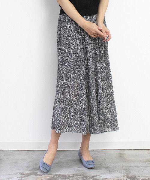 MODE ROBE(モードローブ)の「小花柄シフォンプリーツスカート(スカート・レディース・ブラック/ミント/ブルー・FREE)」の2枚目の写真