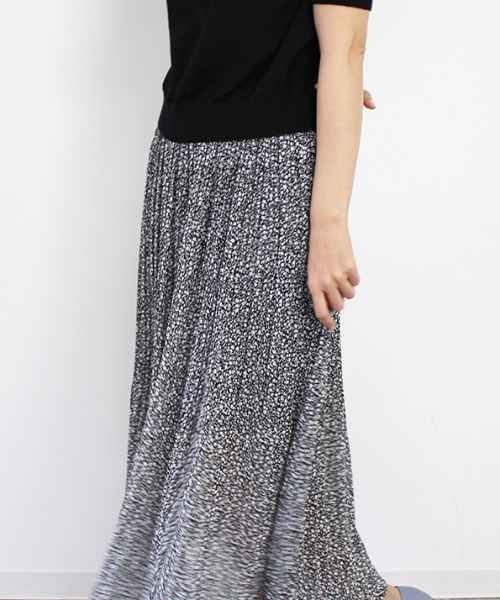 MODE ROBE(モードローブ)の「小花柄シフォンプリーツスカート(スカート・レディース・ブラック/ミント/ブルー・FREE)」の12枚目の写真