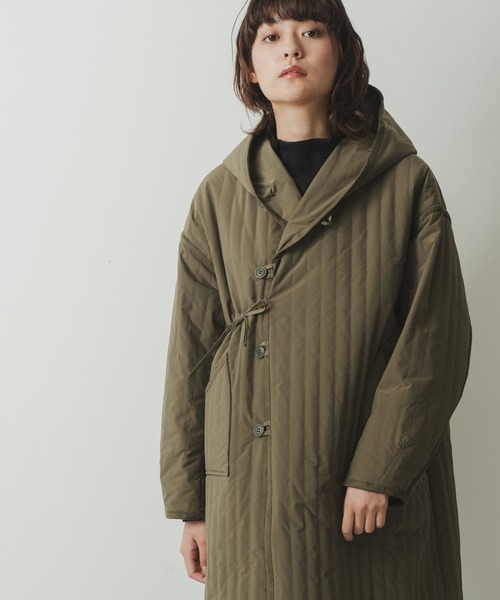 kha:ki（カーキ）の「「KHA:KI / カーキ」リバーシブルストライプキルティングコート（ミリタリージャケット・レディース・カーキ/アイボリー/ブラック・1/2）」の3枚目の写真