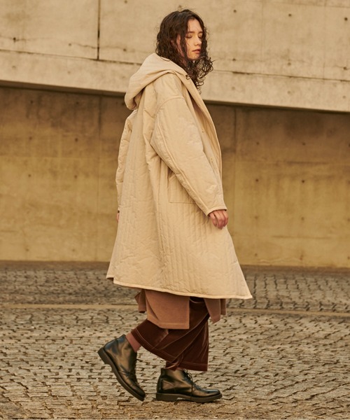 kha:ki（カーキ）の「「KHA:KI / カーキ」リバーシブルストライプキルティングコート（ミリタリージャケット・レディース・カーキ/アイボリー/ブラック・1/2）」の22枚目の写真