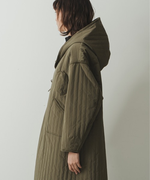 kha:ki（カーキ）の「「KHA:KI / カーキ」リバーシブルストライプキルティングコート（ミリタリージャケット・レディース・カーキ/アイボリー/ブラック・1/2）」の6枚目の写真