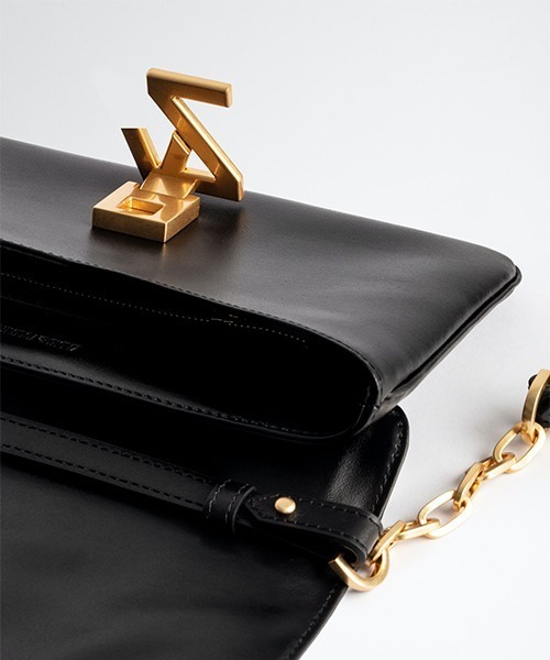 ZADIG&VOLTAIRE(ザディグ エ ヴォルテール)の「ZV INTIALE LA CLUTCH CALFSKIN(クラッチバッグ・レディース・ブラック/レッド系その他・ONE SIZE)」の5枚目の写真