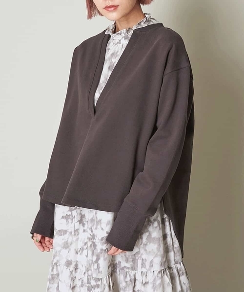 A de a.v.v（アードアー・ヴェ・ヴェ）の「深Vネックスウェット（トレーナー）（スウェット・レディース・チャコールグレー/ライトブルー/サンドベージュ・38/36）」の2枚目の写真