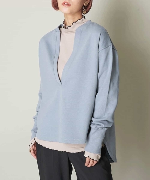 A de a.v.v（アードアー・ヴェ・ヴェ）の「深Vネックスウェット（トレーナー）（スウェット・レディース・チャコールグレー/ライトブルー/サンドベージュ・38/36）」の3枚目の写真