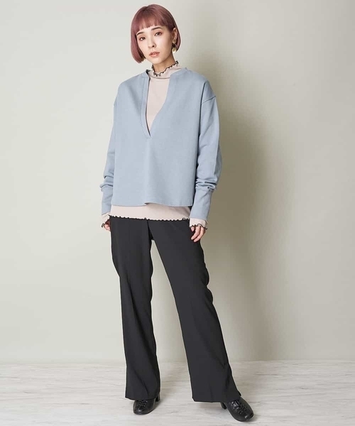 A de a.v.v（アードアー・ヴェ・ヴェ）の「深Vネックスウェット（トレーナー）（スウェット・レディース・チャコールグレー/ライトブルー/サンドベージュ・38/36）」の4枚目の写真