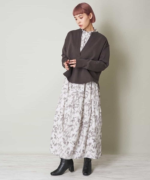 A de a.v.v（アードアー・ヴェ・ヴェ）の「深Vネックスウェット（トレーナー）（スウェット・レディース・チャコールグレー/ライトブルー/サンドベージュ・38/36）」の7枚目の写真