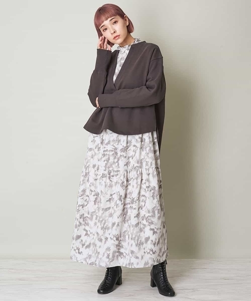 A de a.v.v（アードアー・ヴェ・ヴェ）の「深Vネックスウェット（トレーナー）（スウェット・レディース・チャコールグレー/ライトブルー/サンドベージュ・38/36）」の8枚目の写真