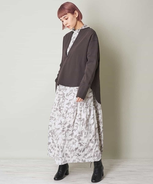 A de a.v.v（アードアー・ヴェ・ヴェ）の「深Vネックスウェット（トレーナー）（スウェット・レディース・チャコールグレー/ライトブルー/サンドベージュ・38/36）」の9枚目の写真