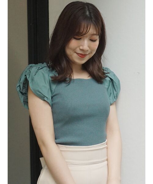 MERCURYDUO（マーキュリーデュオ）の「異素材ギャザースリーブコンパクトニット（ニット/セーター・レディース・オフホワイト/ブラック/グリーン/ラベンダー/ブラウン・FREE）」の5枚目の写真