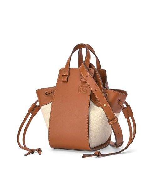 LOEWE（ロエベ）の「ハンモック ドローストリングバッグ ミニ (アナグラムジャカード&カーフ)（ハンドバッグ・レディース・ライトベージュ・ONE SIZE）」の2枚目の写真