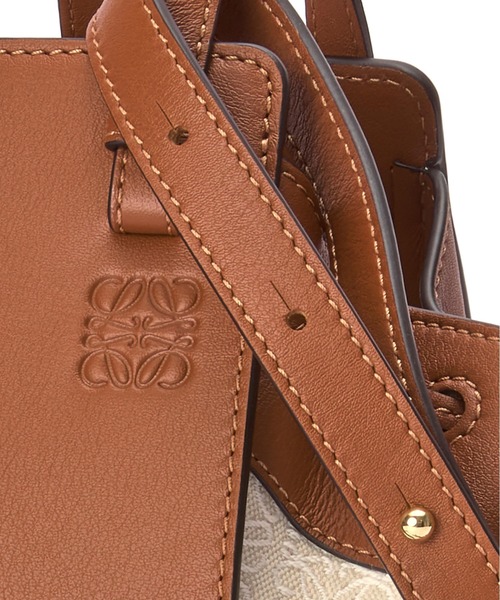 LOEWE（ロエベ）の「ハンモック ドローストリングバッグ ミニ (アナグラムジャカード&カーフ)（ハンドバッグ・レディース・ライトベージュ・ONE SIZE）」の3枚目の写真