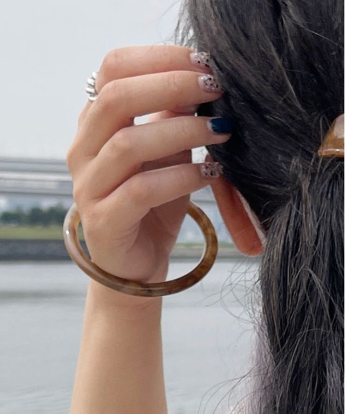 PairPair（ペアペア）の「マーブルバングル（バングル/リストバンド・レディース・アイボリー/ブラウン・フリー）」の2枚目の写真