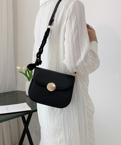 yuue' ( wear )(ユーイ)の「シンプルレザーショルダーバッグ(ショルダーバッグ・レディース・ブラック/ベージュ/オフホワイト・FREE)」の5枚目の写真