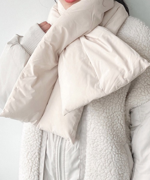 AS KNOW AS plus（アズノゥアズプラス）の「中綿ボリュームティペット（マフラー・レディース・アイボリー/ブラック/グリーン/ピンク・FREE）」の2枚目の写真