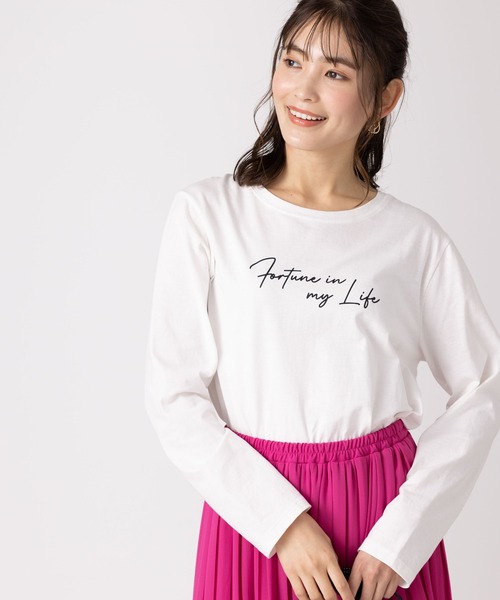 BELLUNA PLUS(ベルーナ)の「キレイ見え綿100%素材ロゴプルオーバー(Tシャツ/カットソー・レディース・チャコール/グリーン/ローズ/オフホワイト・LARGE/X-LARGE/MEDIUM)」の1枚目の写真