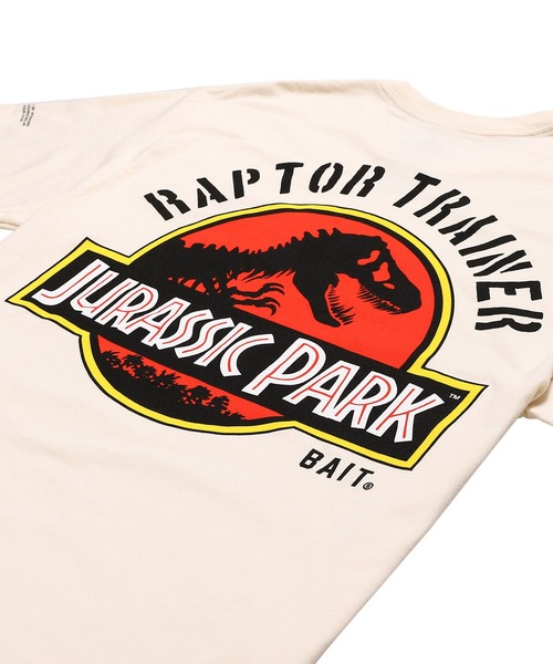 BAIT(ベイト)の「BAIT × JURASSIC PARK RAPTOR TEE 235-JSP-TEE-001(Tシャツ/カットソー・メンズ・ベージュ/ホワイト・X-LARGE/LARGE/MEDIUM/SMALL)」の1枚目の写真