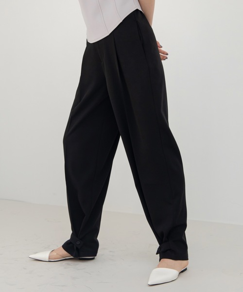 VACANCY(ヴァカンシー)の「サイドカットアウトスラックスパンツ(スラックス・レディース・ホワイト/ブラック・SMALL/LARGE/MEDIUM)」の22枚目の写真