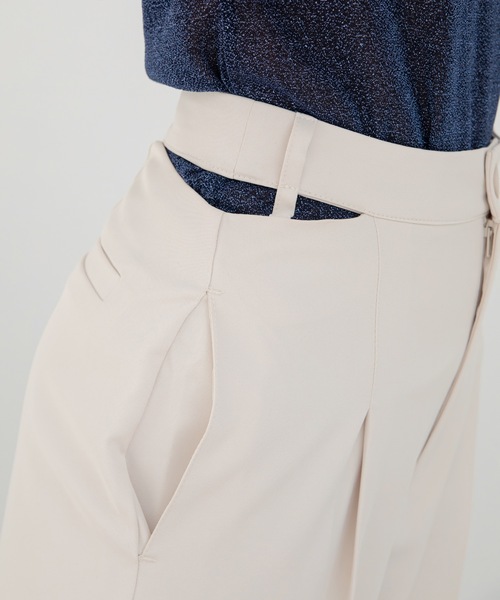 VACANCY(ヴァカンシー)の「サイドカットアウトスラックスパンツ(スラックス・レディース・ホワイト/ブラック・SMALL/LARGE/MEDIUM)」の3枚目の写真