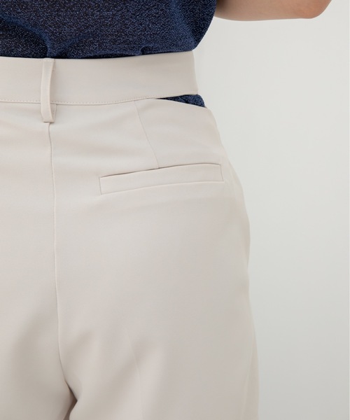 VACANCY(ヴァカンシー)の「サイドカットアウトスラックスパンツ(スラックス・レディース・ホワイト/ブラック・SMALL/LARGE/MEDIUM)」の13枚目の写真