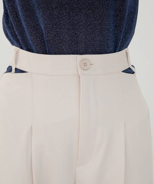 VACANCY(ヴァカンシー)の「サイドカットアウトスラックスパンツ(スラックス・レディース・ホワイト/ブラック・SMALL/LARGE/MEDIUM)」の19枚目の写真