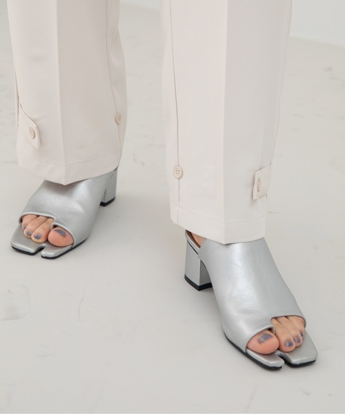 VACANCY(ヴァカンシー)の「サイドカットアウトスラックスパンツ(スラックス・レディース・ホワイト/ブラック・SMALL/LARGE/MEDIUM)」の8枚目の写真