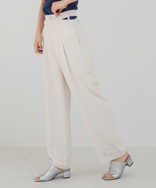 VACANCY(ヴァカンシー)の「サイドカットアウトスラックスパンツ(スラックス・レディース・ホワイト/ブラック・SMALL/LARGE/MEDIUM)」の14枚目の写真