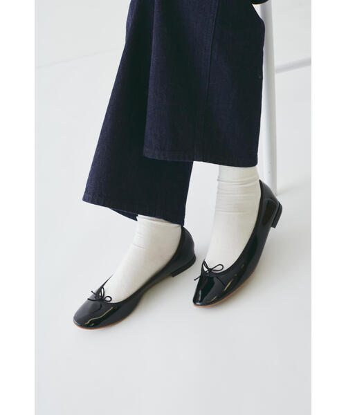 human woman(ヒューマンウーマン)の「【Repetto】フェイクレザーバレエシューズ(スニーカー・レディース・ブラック・24.0cm)」の2枚目の写真