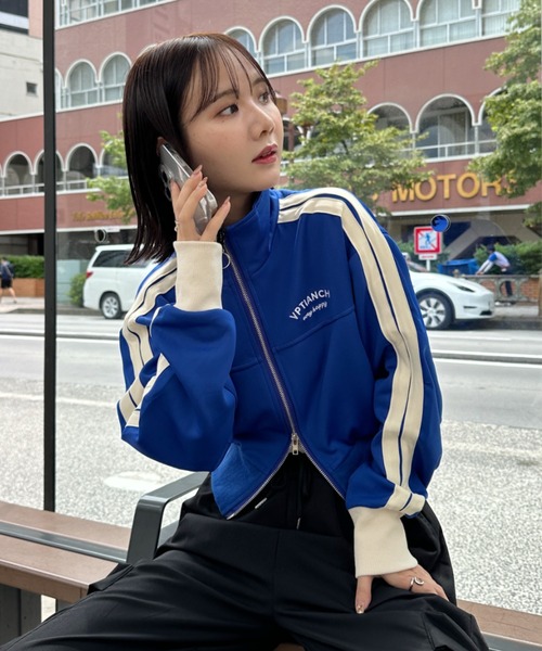 CLEA(クレア)の「ラインショート丈トラックジャケット(ブルゾン・レディース・グリーン/ホワイト/ネイビー/ブラック/ブルー・M/FREE)」の17枚目の写真