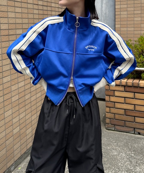 CLEA(クレア)の「ラインショート丈トラックジャケット(ブルゾン・レディース・グリーン/ホワイト/ネイビー/ブラック/ブルー・M/FREE)」の14枚目の写真