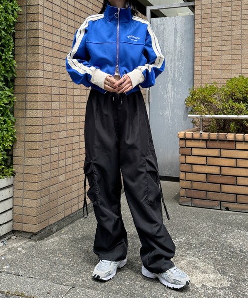 CLEA(クレア)の「ラインショート丈トラックジャケット(ブルゾン・レディース・グリーン/ホワイト/ネイビー/ブラック/ブルー・M/FREE)」の18枚目の写真