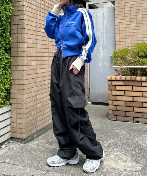 CLEA(クレア)の「ラインショート丈トラックジャケット(ブルゾン・レディース・グリーン/ホワイト/ネイビー/ブラック/ブルー・M/FREE)」の19枚目の写真