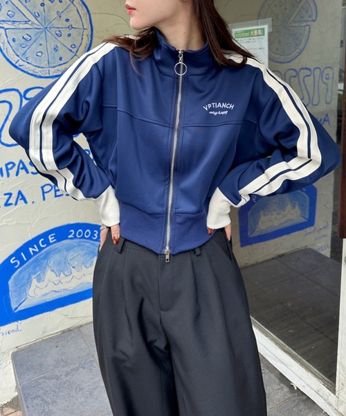 CLEA(クレア)の「ラインショート丈トラックジャケット(ブルゾン・レディース・グリーン/ホワイト/ネイビー/ブラック/ブルー・M/FREE)」の6枚目の写真