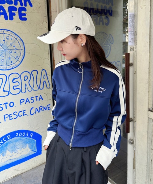 CLEA(クレア)の「ラインショート丈トラックジャケット(ブルゾン・レディース・グリーン/ホワイト/ネイビー/ブラック/ブルー・M/FREE)」の7枚目の写真