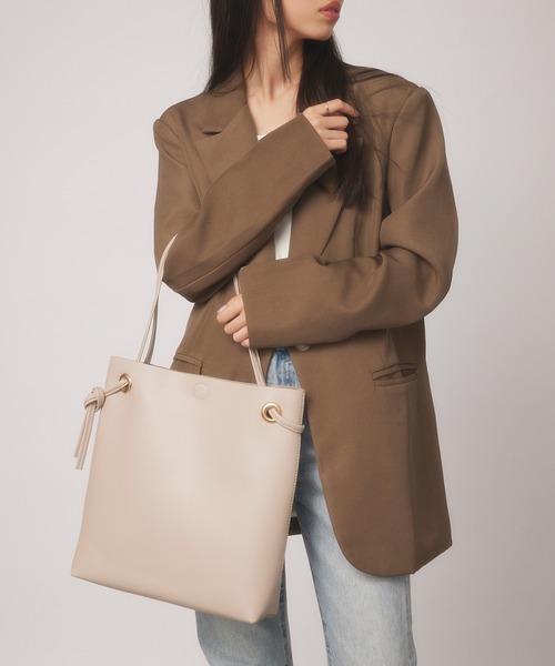MIAN (ミアン)の「【MIAN】A4対応サイズ ムスビモチーフトートバッグ 1231-623-1 ※(トートバッグ・レディース・シルバー/サックスブルー/ブラック/グレイッシュベージュ・FREE)」の2枚目の写真