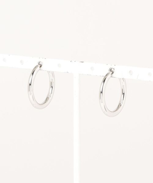 TOM WOOD（トムウッド）の「TOM WOOD classic hoop medium トムウッド クラシック スターリングシルバー 925 ピアス（両耳用）（ピアス（両耳用）・レディース・シルバー・MEDIUM）」の6枚目の写真