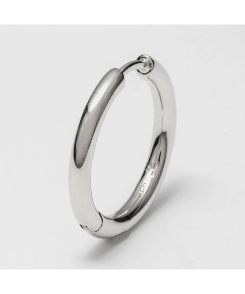 TOM WOOD（トムウッド）の「TOM WOOD classic hoop medium トムウッド クラシック スターリングシルバー 925 ピアス（両耳用）（ピアス（両耳用）・レディース・シルバー・MEDIUM）」の4枚目の写真