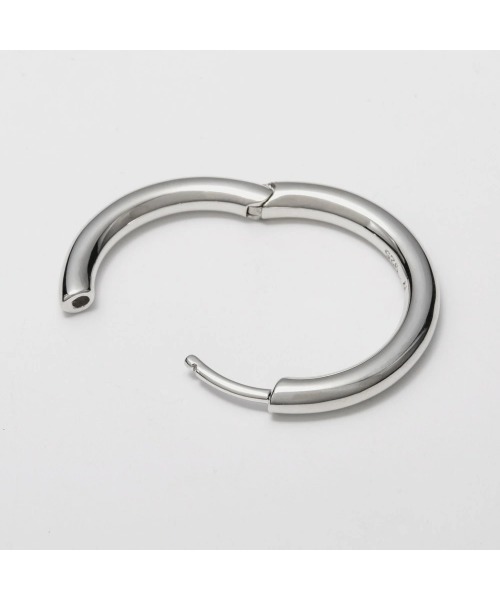TOM WOOD（トムウッド）の「TOM WOOD classic hoop medium トムウッド クラシック スターリングシルバー 925 ピアス（両耳用）（ピアス（両耳用）・レディース・シルバー・MEDIUM）」の5枚目の写真