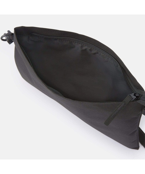 無印良品（ムジルシリョウヒン）の「ポーチとしても使える　撥水サコッシュ（ショルダーバッグ・レディース・ライトイエロー/ブラック/ラベンダー/ダークグリーン/ライトベージュ・FREE）」の7枚目の写真