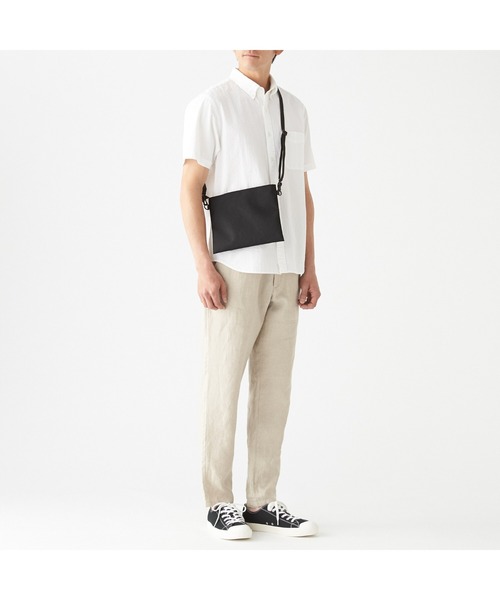 無印良品（ムジルシリョウヒン）の「ポーチとしても使える　撥水サコッシュ（ショルダーバッグ・レディース・ライトイエロー/ブラック/ラベンダー/ダークグリーン/ライトベージュ・FREE）」の11枚目の写真