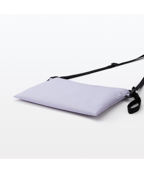 無印良品（ムジルシリョウヒン）の「ポーチとしても使える　撥水サコッシュ（ショルダーバッグ・レディース・ライトイエロー/ブラック/ラベンダー/ダークグリーン/ライトベージュ・FREE）」の16枚目の写真