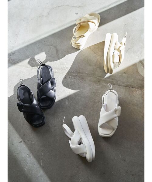 ELENDEEK（エレンディーク）の「クロスサンダル（サンダル・レディース・オフホワイト/ブラック/イエロー・37/38）」の4枚目の写真
